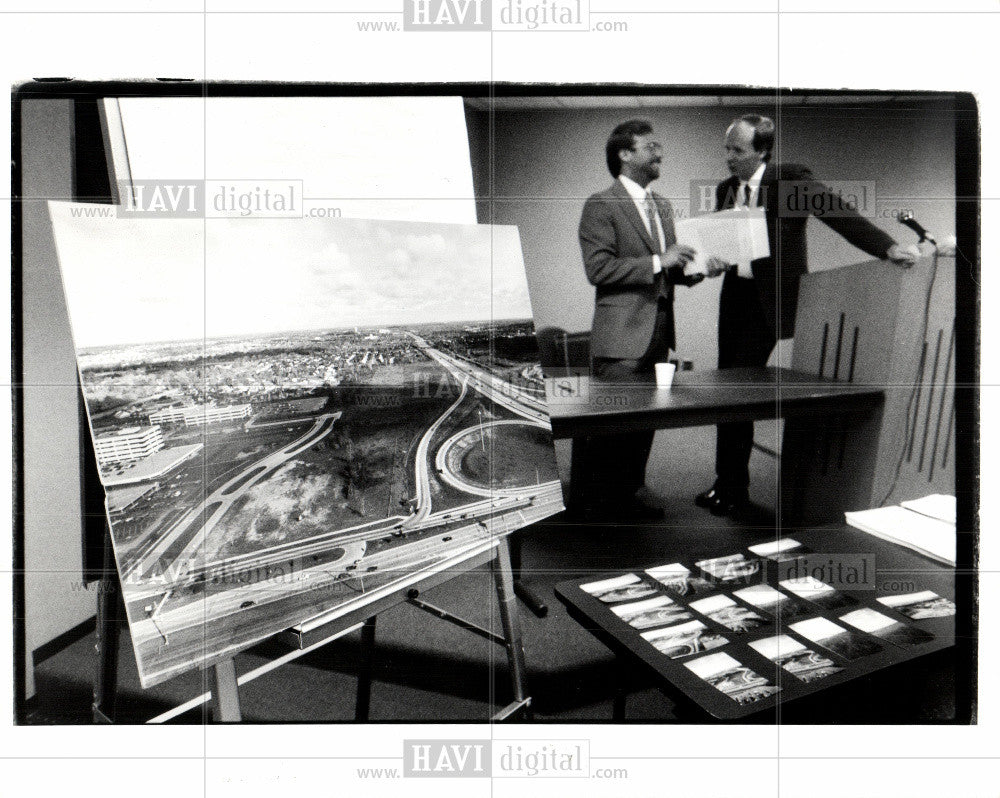 1990 Press Photo Troy Michigan Auction Real Estate - Historic Images