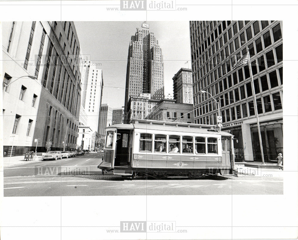 1982 Press Photo trolleybus overhead wires - Historic Images