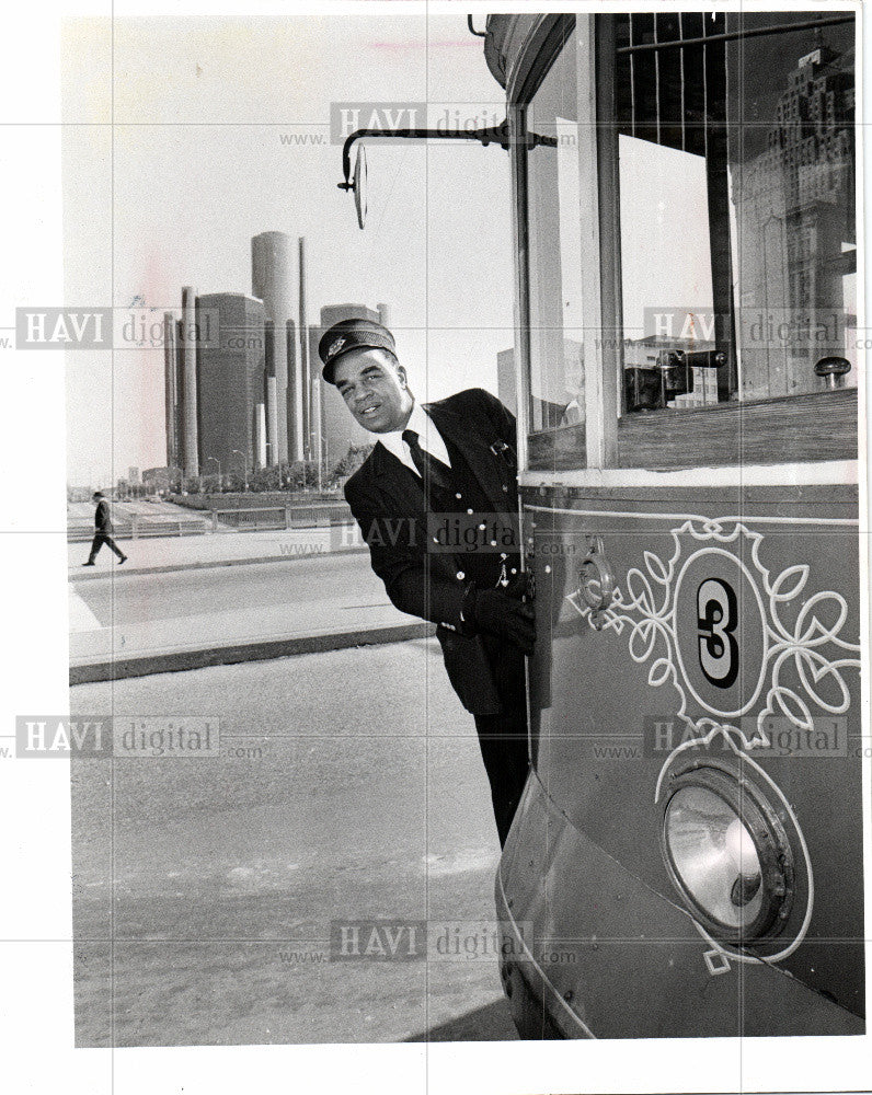 1977 Press Photo rubber-tired bus - Historic Images