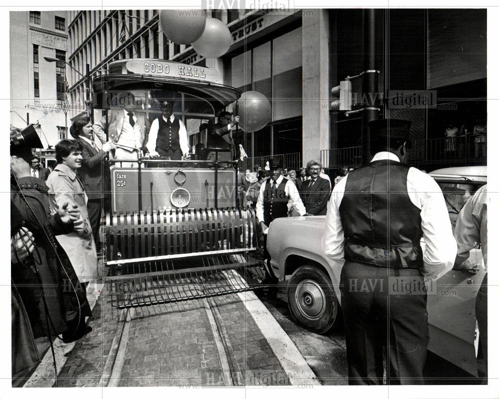 1976 Press Photo rubber-tired bus - Historic Images