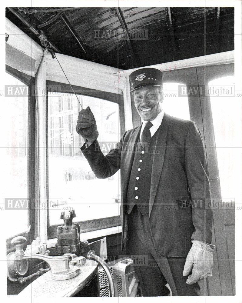 1977 Press Photo Kerwood Turner, air horn, conductor - Historic Images