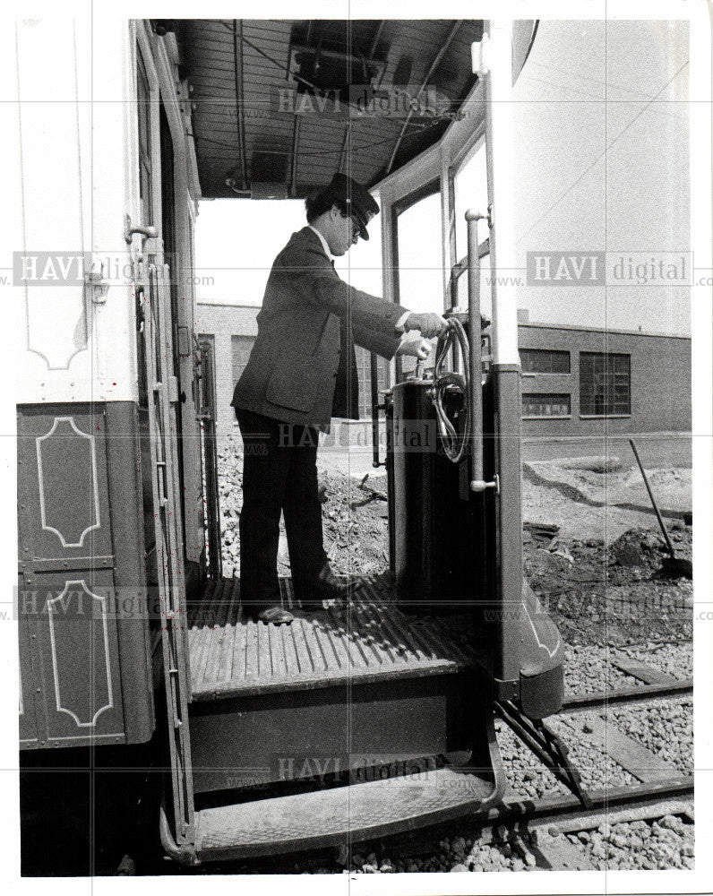 1976 Press Photo ALEX POLLOCK  BLVD TROLLEY  1976 - Historic Images