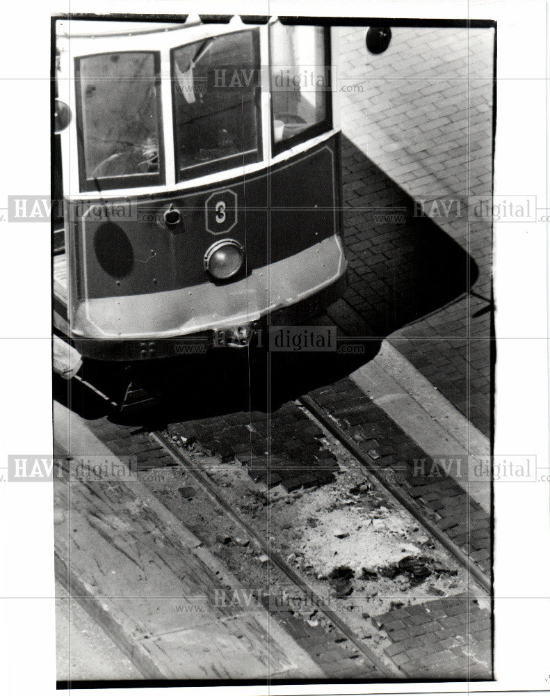 1990 Press Photo streetcars Detroit damaged rails brick - Historic Images