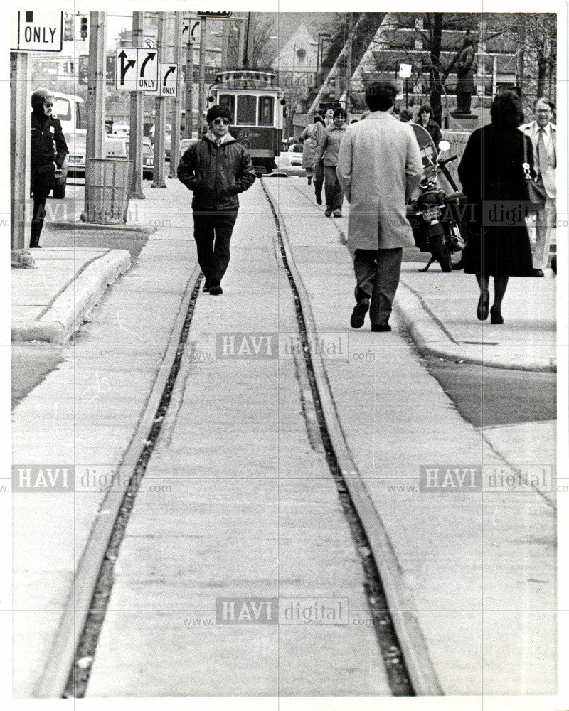 1980 Press Photo Walk Sidewalk Man - Historic Images