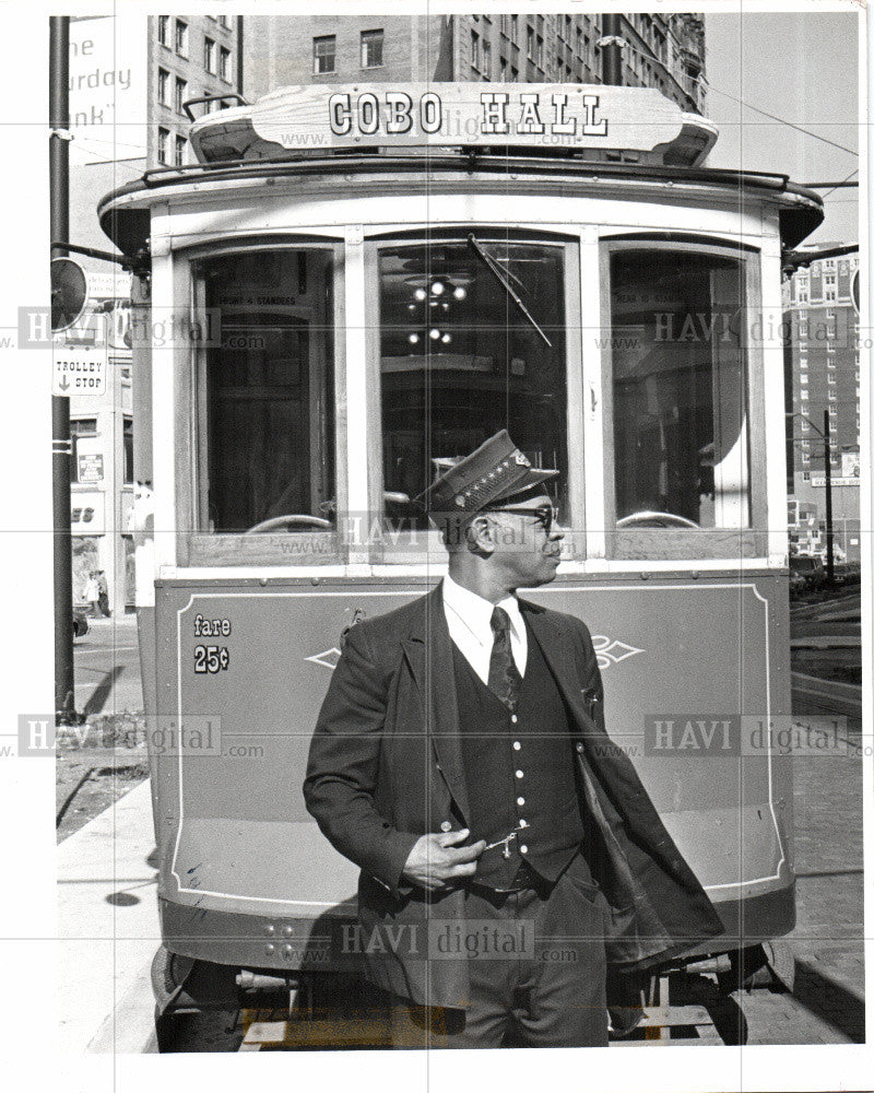 1977 Press Photo trolleybus overhead wires - Historic Images