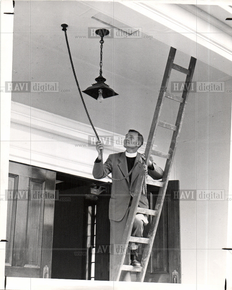 1948 Press Photo Rev. Backhurst St. Thomas Trenton rope - Historic Images