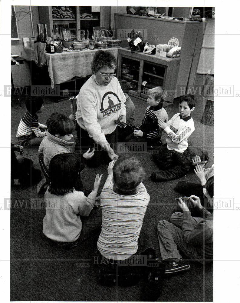 1985 Press Photo Jane Hoyle sticks children spiles sap - Historic Images