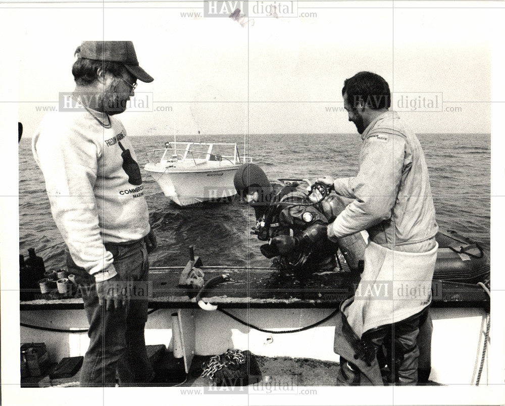 1987 Press Photo LAKE HURON SHIPWRECK IS GIVING UP ITS - Historic Images