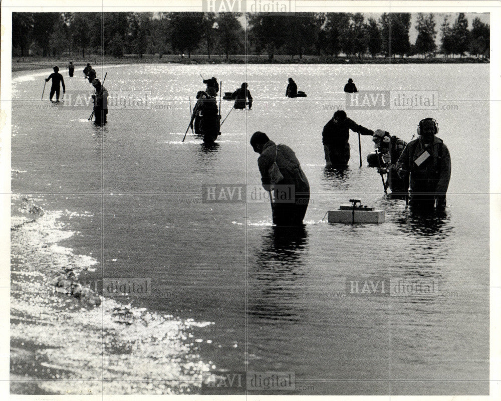 1974 Press Photo Treasure hunting - Historic Images