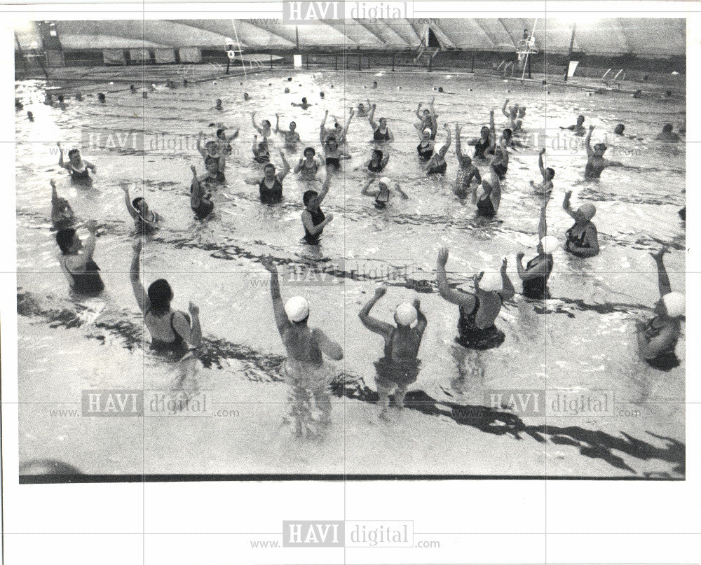 1983 Press Photo Warren Michigan Swimming Pool Aerobics - Historic Images