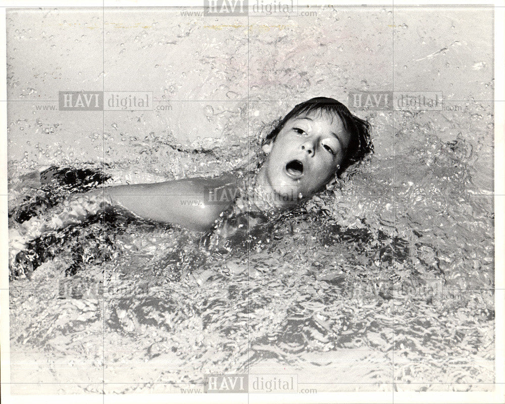 1975 Press Photo Grabbing a breath of air is Mike Tsaki - Historic Images