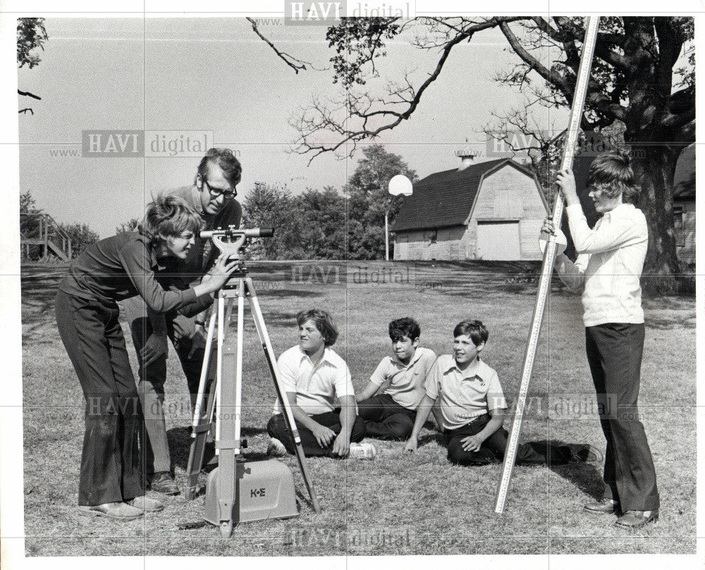 1974 Press Photo Kensington Haack surveying instruction - Historic Images