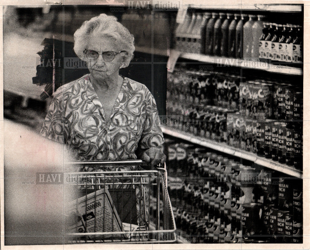 1973 Press Photo Mrs.Kahl Detroit shopping Supermarket - Historic Images