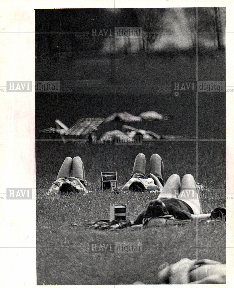 1974 Press Photo Summer Scene Sunshine sunbathing - Historic Images