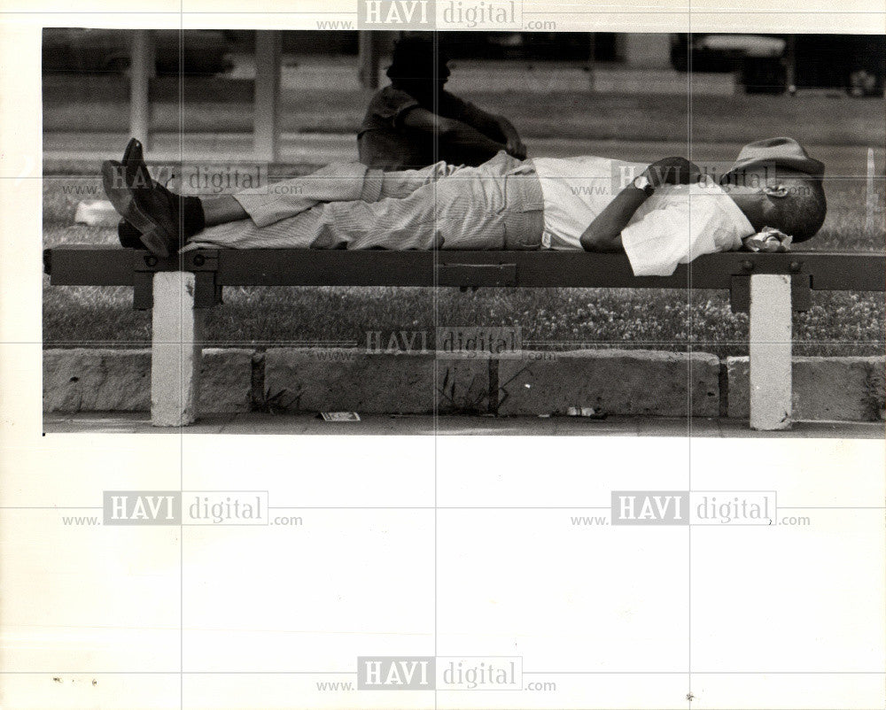 1976 Press Photo man sleeping beating heat civic centre - Historic Images