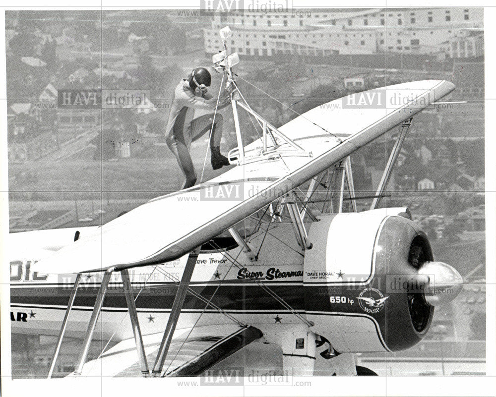 1976 Press Photo Stunt flying - Historic Images