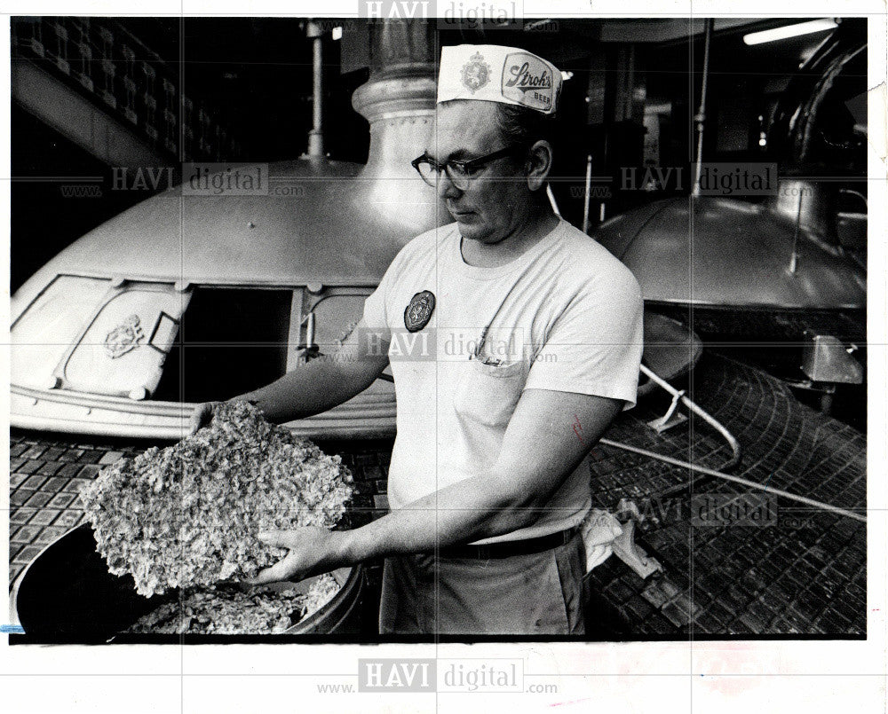 1974 Press Photo Joe Voight fresh hops before boiled - Historic Images