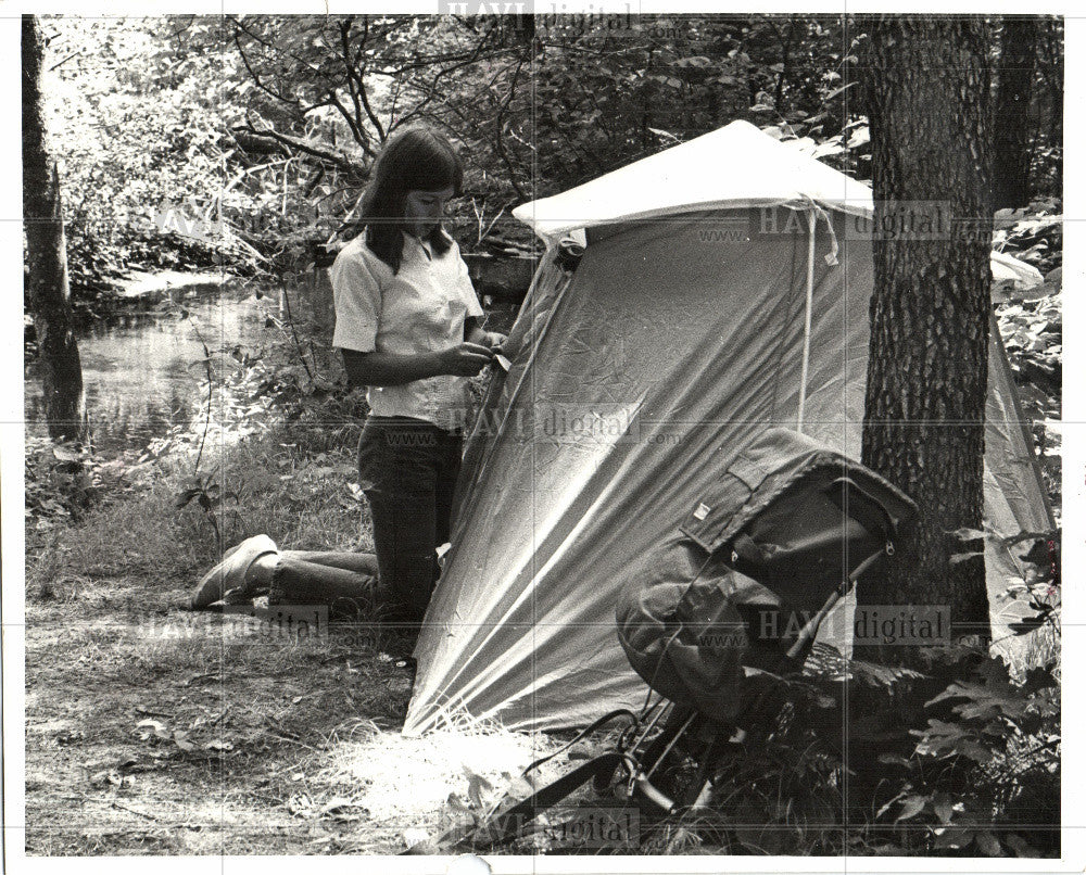 1975 Press Photo A Family Campout Members Duties - Historic Images