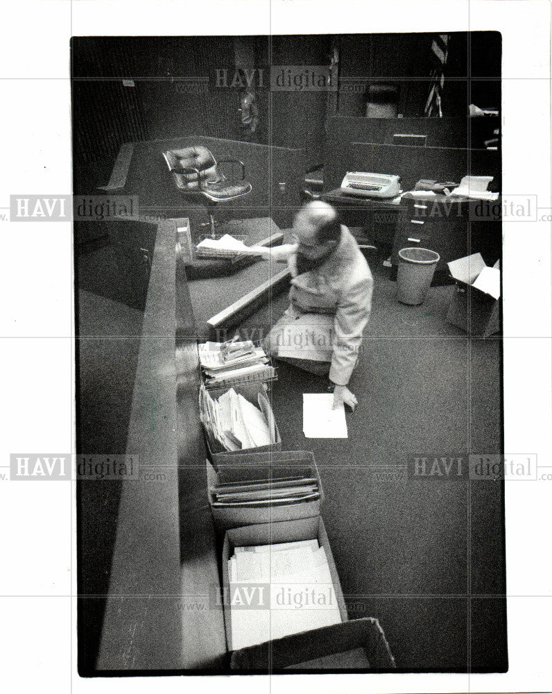 1986 Press Photo Court worker stacking files - Historic Images