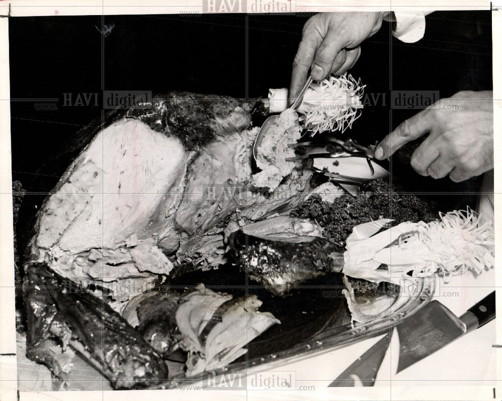 1944 Press Photo Thanksgiving carving turkey - Historic Images