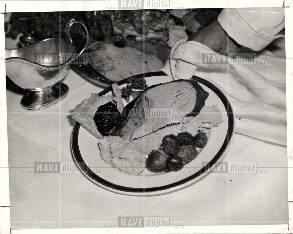 Press Photo Thanksgiving dinner turkey food plate - Historic Images