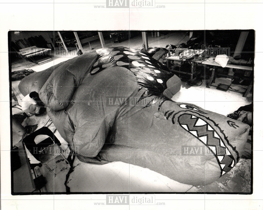 1989 Press Photo dinosaur holiday parade in Green Bay - Historic Images