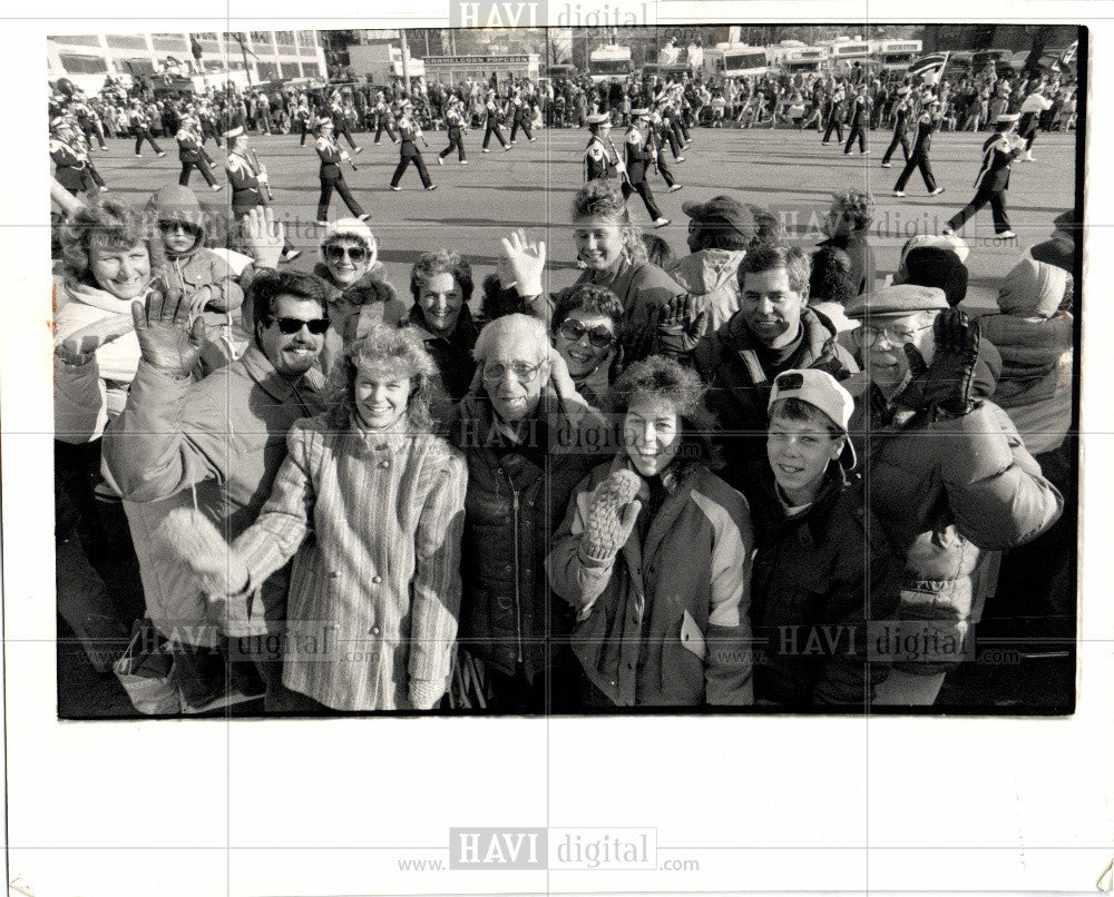 1986 Press Photo Thanksgiving Day Parade Tavarozzi clan - Historic Images