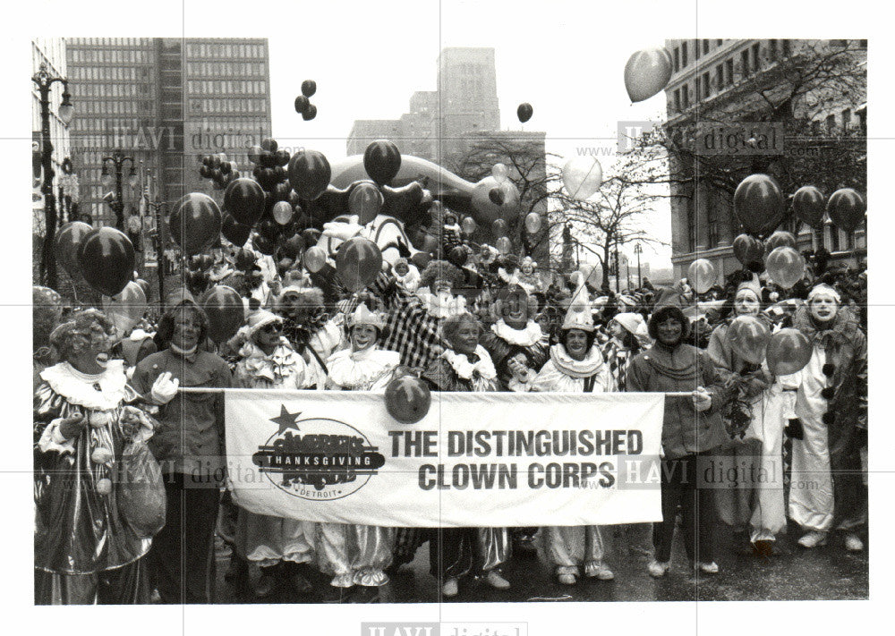 Press Photo Thanksgiving Day Parade, Clowns - Historic Images