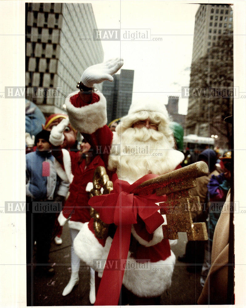 1991 Press Photo Santa claws - Historic Images