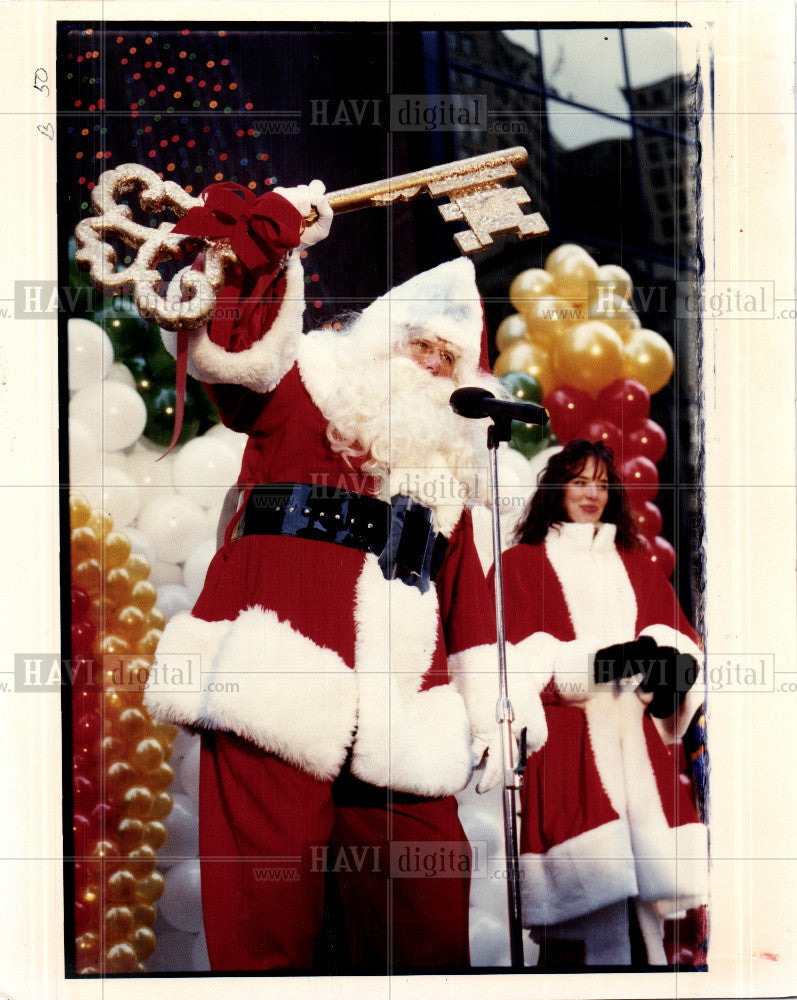 1992 Press Photo Santa carrying key parade - Historic Images