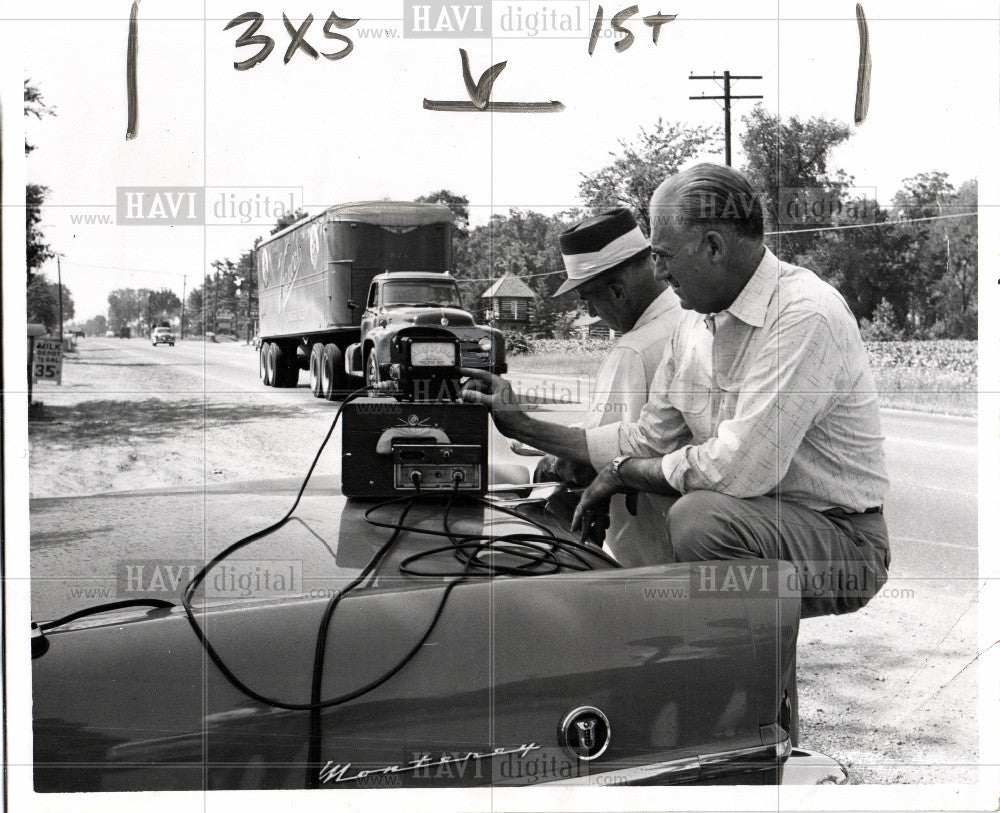 1956 Press Photo Signal Beat Radar Truckers Dugan - Historic Images