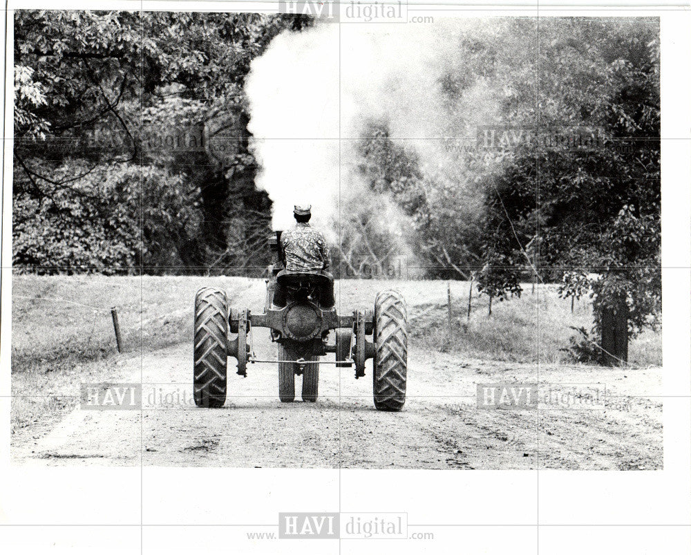 1977 Press Photo Tractor - Historic Images