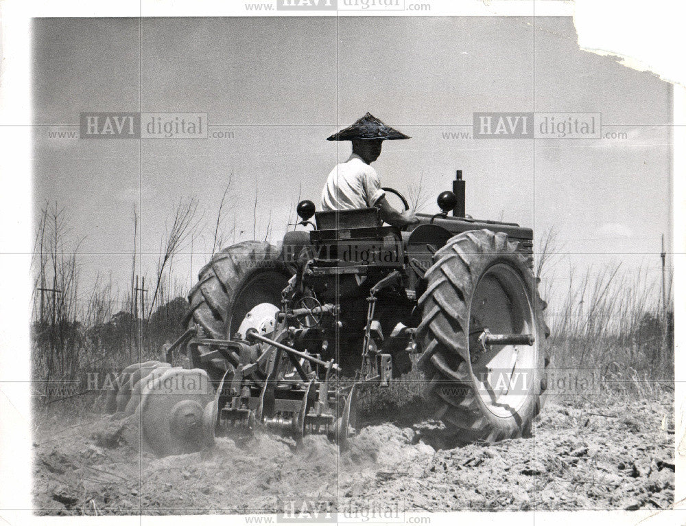 1958 Press Photo Tractor - Historic Images