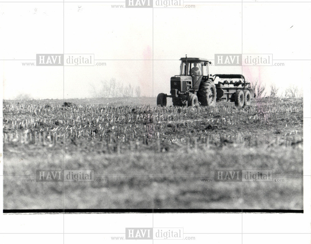 1983 Press Photo Tractor, Agriculture, Crops - Historic Images