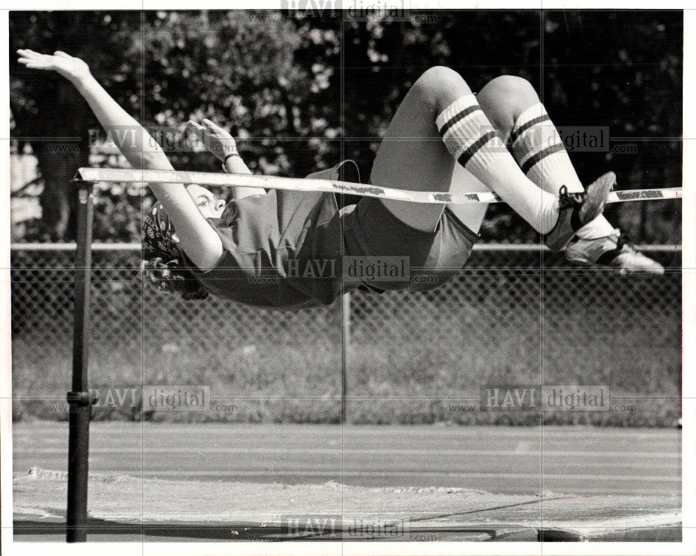 1976 Press Photo Mary Finn High Jump Bishop Foley High - Historic Images