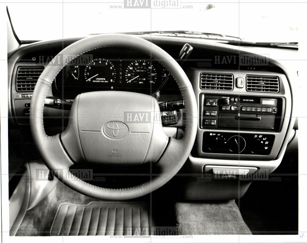 1995 Press Photo Toyota Avalon, Steering Wheel - Historic Images