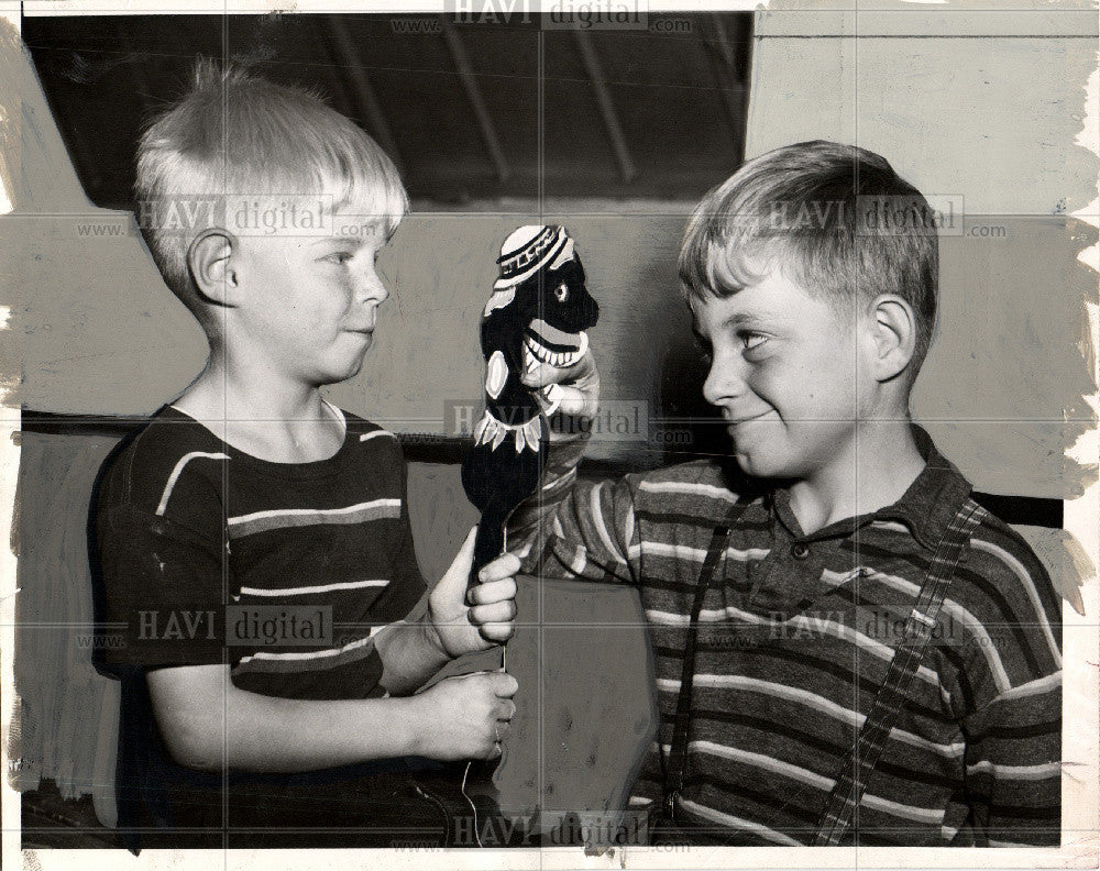 1944 Press Photo Toymaking Hyena Bobbie Klovski Charles - Historic Images