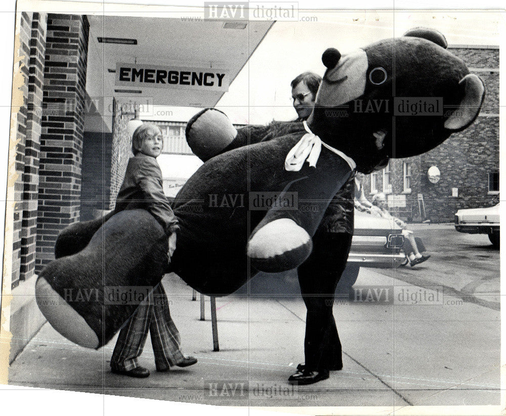 1974 Press Photo Kevin Ellenburgh James St. John&#39;s Bear - Historic Images