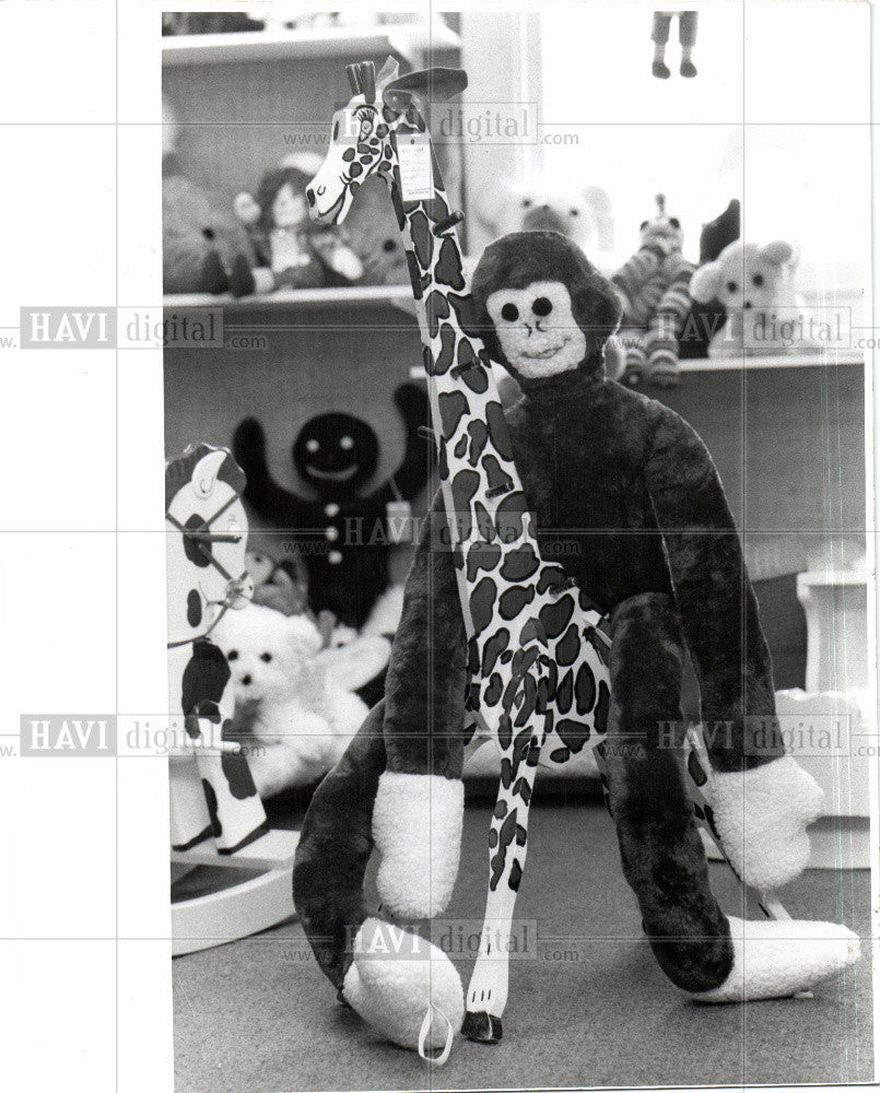 1977 Press Photo Giraffe and Monkey Toys - Historic Images