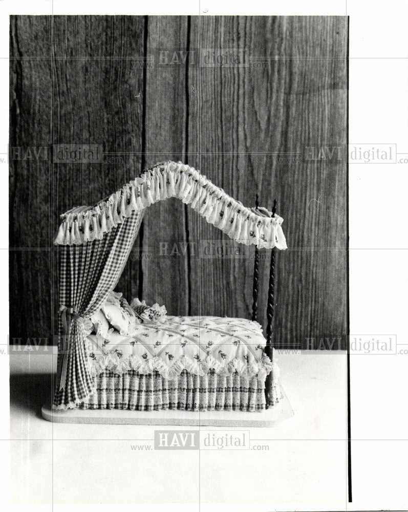 1984 Press Photo Miniature Bed Judee Williamson Toy - Historic Images