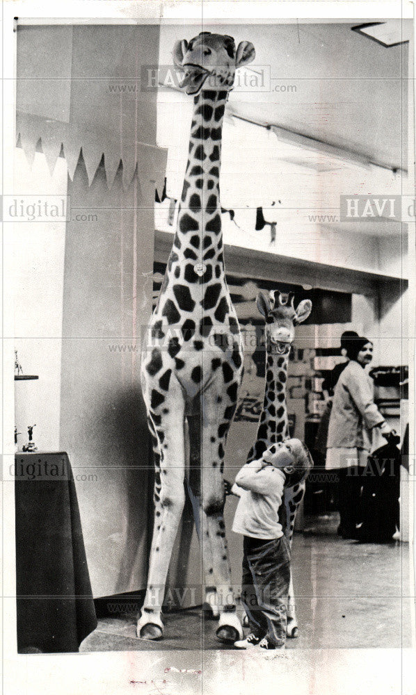 1968 Press Photo toys giraffe - Historic Images