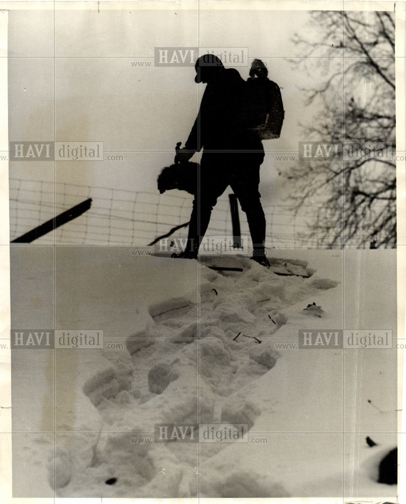 1945 Press Photo Snowshoes  Max Teach Worth Unidilla - Historic Images