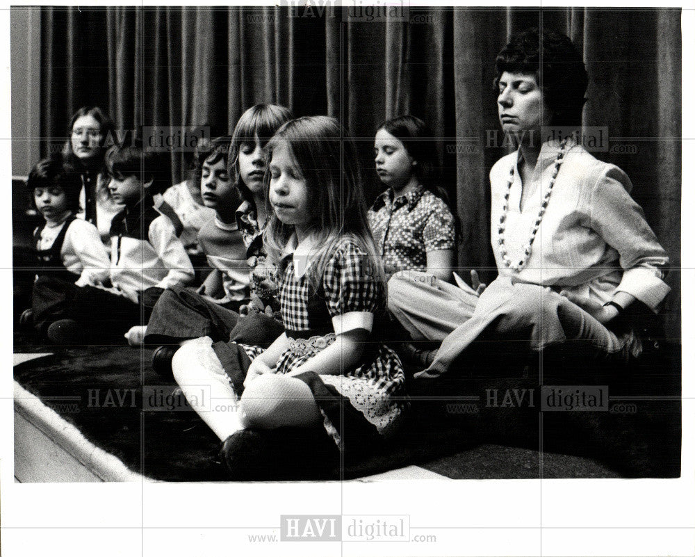 1975 Press Photo medidation class, Detroit, children - Historic Images