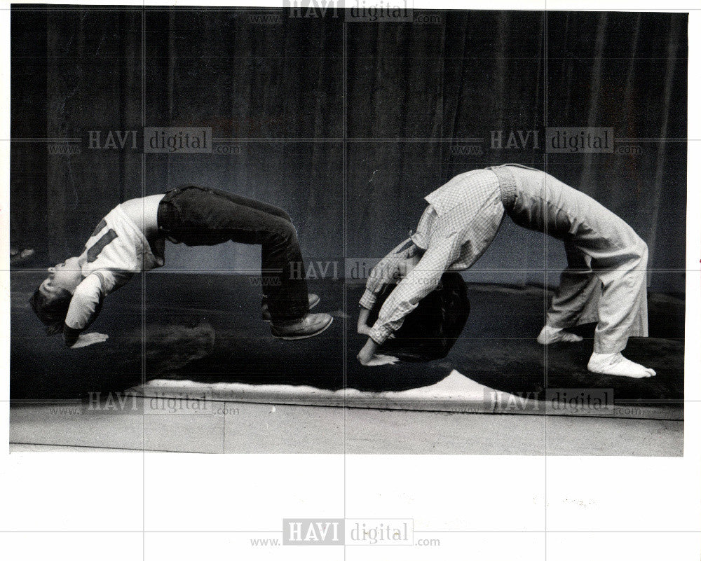 1975 Press Photo robert locke laura frame yoga - Historic Images