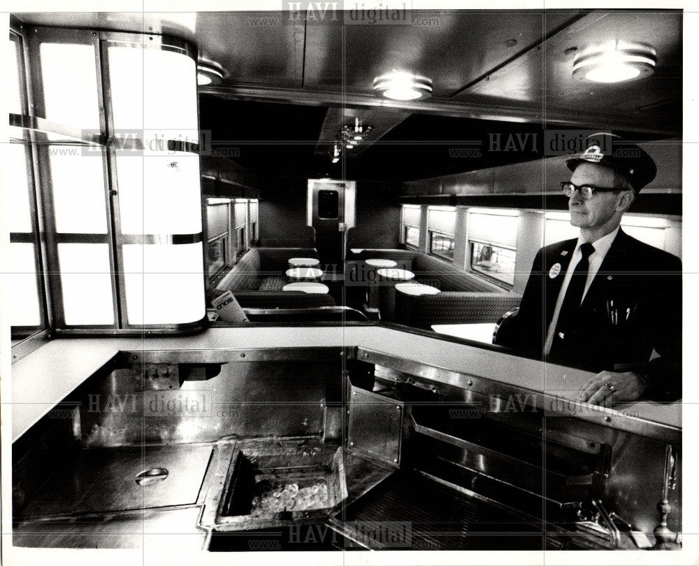 1972 Press Photo Train Interior - Historic Images