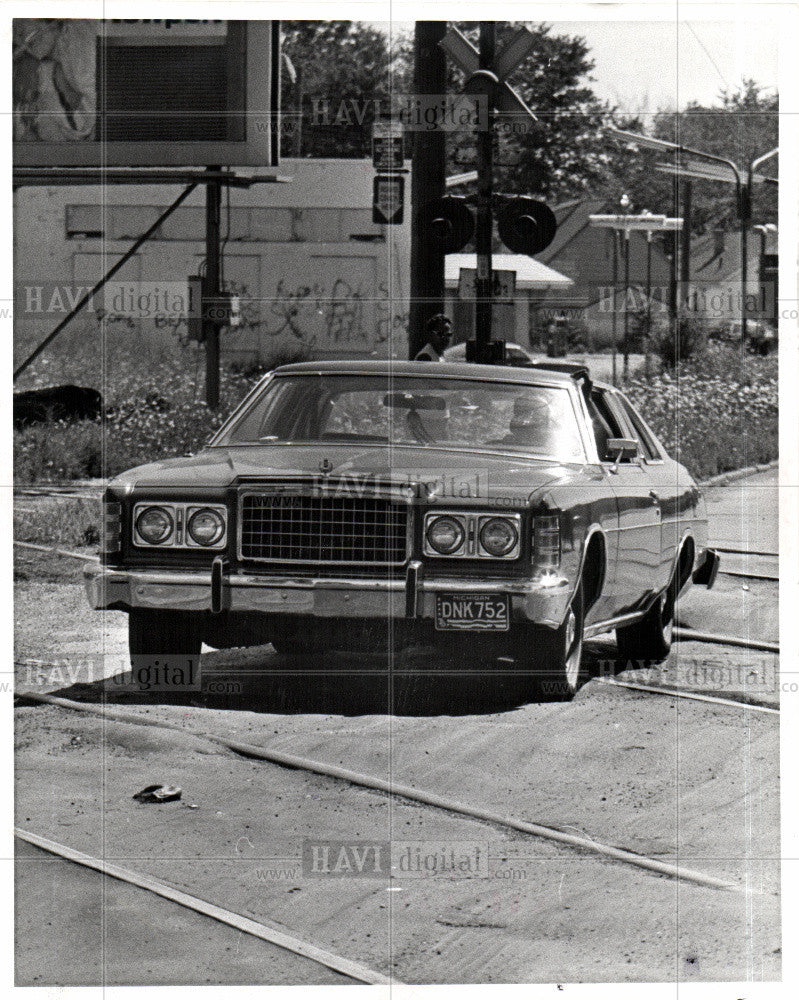 1977 Press Photo TRAIN-CROSSING - Historic Images