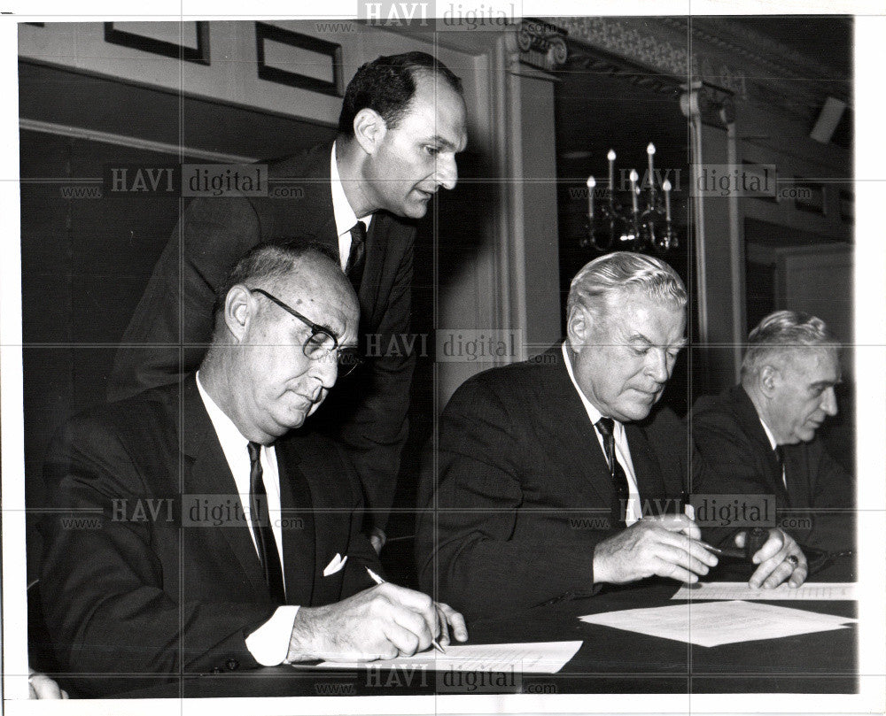 1962 Press Photo Aluminium agreement,kaiser,union,wages - Historic Images