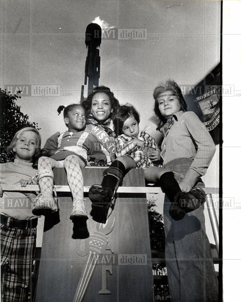 1975 Press Photo The United Foundation&#39;s torch drive. - Historic Images