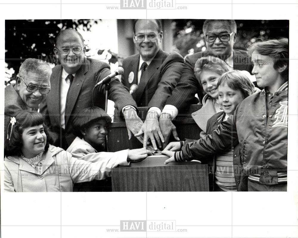 1985 Press Photo United Way Torch Drive Detroit Young - Historic Images