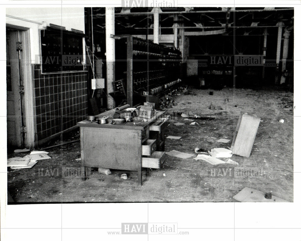 1987 Press Photo Debris - Historic Images